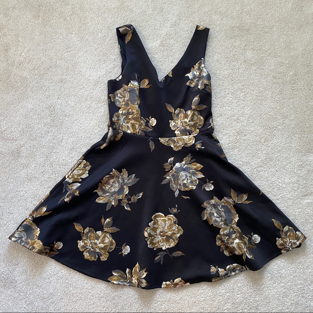 Soprano size large black floral dress